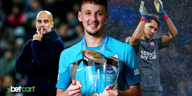 جیمز ترافورد: بازگشت رویایی به منچسترسیتی 1 | 67216 جیمز ترافورد با جام قهرمانی و تصویر گواردیولا پس از بازگشت به منچسترسیتی