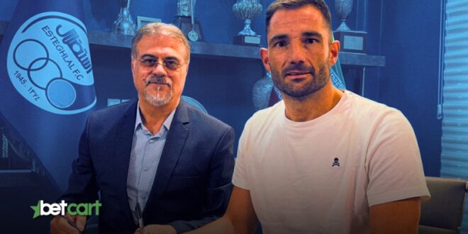 آنتونیو آدان در حال امضای قرارداد رسمی با باشگاه استقلال تهران