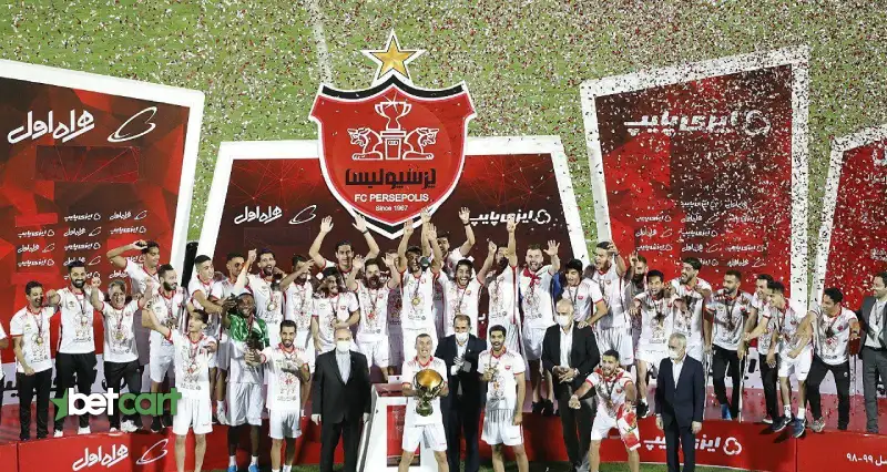 لیگ برتر ایران ۱۴۰۴-۱۴۰۵: تاریخچه پرهیجان، تیمها، قهرمانان و اخبار 4 | 67466 جشن قهرمانی پرسپولیس تهران در لیگ برتر خلیج فارس با جام قهرمانی و هواداران