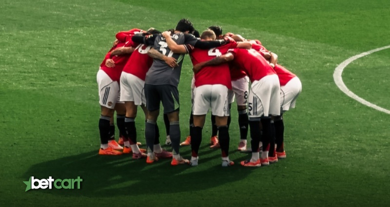 لیورپول ۱-۲ منچستریونایتد: شکست طلسم ۹ ساله در آنفیلد 3 | 68537 بازیکنان منچستریونایتد در حلقه همدلی پیش از بازی آماده برای نبرد کلاسیک لیگ برتر