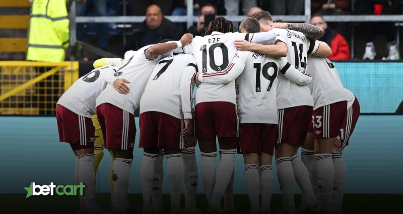 خوشحالی بازیکنان آرسنال پس از گلزنی در ورزشگاه امارات