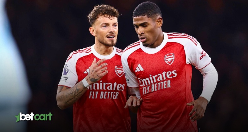 بازیکنان آرسنال در حال صحبت پیش از بازی با استون ویلا