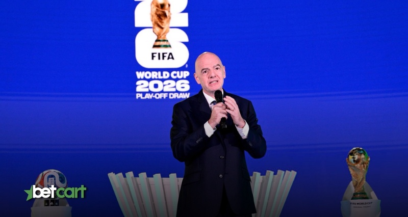 جیانی اینفانتینو در حال سخنرانی در مراسم قرعه‌کشی جام جهانی ۲۰۲۶