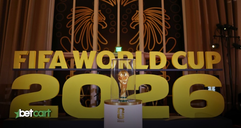 جام قهرمانی فوتبال جهان در مراسم قرعه‌کشی جام جهانی ۲۰۲۶ روی سکوی رسمی فیفا